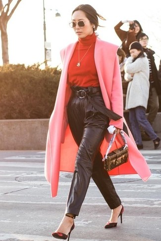 Как носить розовое пальто с черными брюками-галифе женщине в деловом стиле: Дуэт розового пальто и черных брюк-галифе — прекрасный пример современного городского стиля. Красно-черные замшевые туфли — беспроигрышный выбор, чтобы закончить ансамбль.