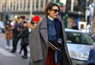 С чем носить темно-серое пальто в 30 лет женщине в прохладную погоду: Образ из темно-серого пальто и табачных бархатных узких брюк поможет воплотить в твоем луке современный городской стиль.