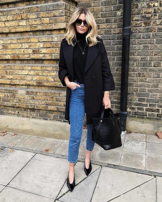 С чем носить джинсы женщине в прохладную погоду: Если ты ценишь комфорт и практичность, попробуй сочетание черного пальто и джинсов. В сочетании с этим нарядом наиболее гармонично смотрятся черные кожаные туфли.