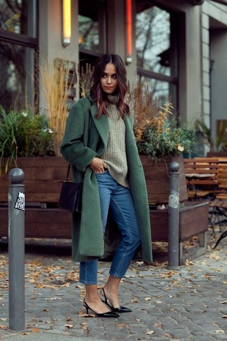 С чем носить оливковый свитер в 30 лет женщине в холод: Оливковый свитер в сочетании с синими джинсами — замечательная идея для воплощения образа в стиле смарт-кэжуал. Пара черных кожаных туфель поможет сделать лук более законченным.