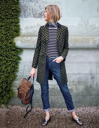 Какое пальто носить с темно-синими джинсами женщине: Пальто смотрится стильно в паре с темно-синими джинсами. Серебряные кожаные лоферы с кисточками станут великолепным дополнением к твоему образу.