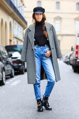 Какие водолазки носить с темно-синими джинсами в 30 лет женщине в прохладную погоду в стиле смарт-кэжуал: Водолазка и темно-синие джинсы прекрасно впишутся в образ в повседневном стиле. В тандеме с этим луком отлично выглядят черные кожаные ботильоны с вырезом.