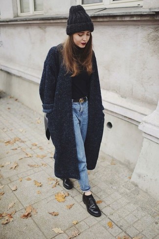 С чем носить темно-серое пальто женщине в холод: Темно-серое пальто и голубые джинсы — прекрасный наряд, если ты ищешь лёгкий, но в то же время модный образ. Создать выразительный контраст с остальными предметами из этого лука помогут черные кожаные туфли дерби.