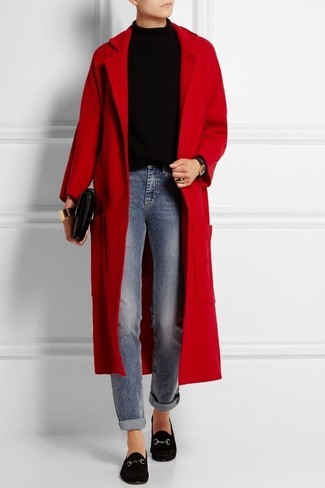 С чем носить темно-красное пальто женщине в прохладную погоду: Темно-красное пальто в паре с синими джинсами — великолепный вариант для воплощения лука в стиле элегантной повседневности. В паре с этим луком наиболее гармонично будут смотреться черные замшевые лоферы.