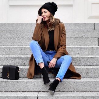 С чем носить голубые джинсы в 30 лет женщине в холод: Дуэт коричневого пальто и голубых джинсов позволит выглядеть аккуратно, но при этом подчеркнуть твой индивидуальный стиль. Черные замшевые ботильоны — хороший выбор, чтобы закончить лук.