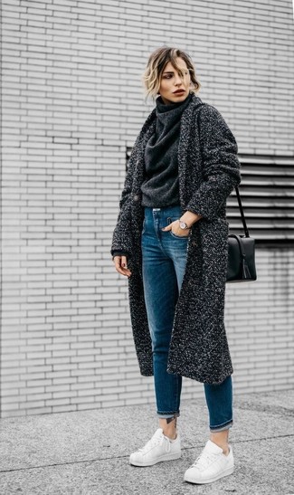 Какие низкие кеды носить с синими джинсами женщине в стиле смарт-кэжуал: Сочетание темно-серого пальто и синих джинсов поможет составить незаезженный наряд в повседневном стиле. Не прочь поэкспериментировать? Дополни ансамбль низкими кедами.
