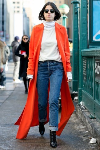 С чем носить красное пальто в 30 лет женщине: Красное пальто в сочетании с синими джинсами — классный вариант для создания наряда в стиле smart casual. Что до обуви, закончи образ черными кожаными ботильонами.