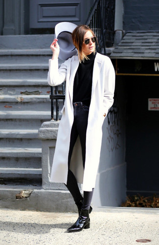 С чем носить серебряные джинсы женщине в деловом стиле: Белое пальто и серебряные джинсы — обязательные вещи в гардеробе девушек с хорошим чувством стиля. Вместе с этим нарядом выгодно смотрятся черные кожаные ботильоны.