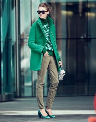 С чем носить оливковые джинсы женщине в деловом стиле: Несмотря на то, что это достаточно не сложный ансамбль, тандем зеленого пальто и оливковых джинсов продолжает завоевывать сердца многих девушек. Что же до обуви, темно-зеленые кожаные туфли — наиболее целесообразный вариант.