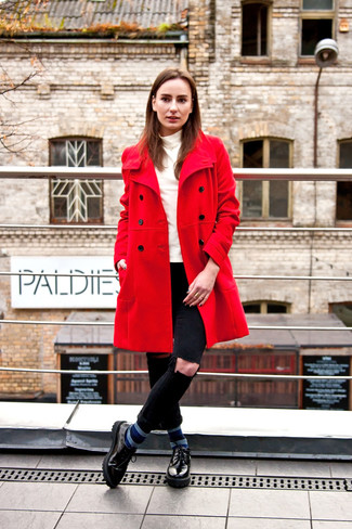 Какие водолазки носить с красным пальто в 30 лет женщине в стиле смарт-кэжуал: Сочетание красного пальто и водолазки поможет выглядеть модно, а также подчеркнуть твой неповторимый личный стиль. Черные кожаные массивные оксфорды становятся великолепным завершением твоего наряда.