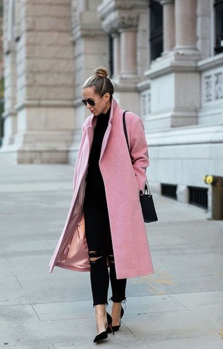 Модный лук: розовое пальто, черная водолазка, черные рваные джинсы скинни, черные замшевые туфли
