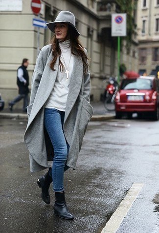 Как носить джинсы скинни с пальто в прохладную погоду в деловом стиле: Пальто и джинсы скинни — идеальный ансамбль, если ты ищешь простой, но в то же время стильный образ. Переходя к, можно закончить наряд черными кожаными ботильонами.