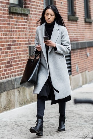 Как носить джинсы скинни с пальто в прохладную погоду в деловом стиле: Сочетание пальто и джинсов скинни ориентировано на современную девчонку, ведущую подвижный образ жизни. В качестве обуви сюда напрашиваются черные кожаные ботильоны.