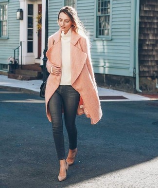 С чем носить темно-серые джинсы женщине в прохладную погоду: Розовое пушистое пальто и темно-серые джинсы отлично впишутся в ансамбль в непринужденном стиле. Вместе с этим образом стильно будут смотреться бежевые кожаные туфли.
