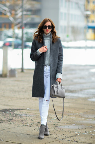 С чем носить серое пальто женщине в холод: Фанаткам повседневного стиля придется по душе тандем серого пальто и белых рваных джинсов скинни. Весьма органично здесь смотрятся серые замшевые ботильоны.