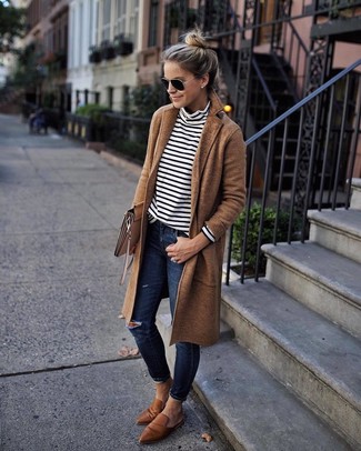 С чем носить коричневые лоферы женщине в холод: Светло-коричневое пальто и темно-синие рваные джинсы скинни — отличный выбор, если ты ищешь расслабленный, но в то же время стильный образ. И почему бы не добавить в повседневный образ немного изысканности с помощью коричневых лоферов?