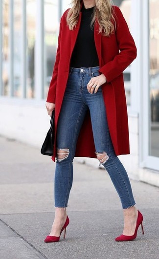 С чем носить темно-красное пальто женщине в прохладную погоду: Дуэт темно-красного пальто и темно-синих рваных джинсов скинни поможет добиться ощущения "элегантной свободы". В сочетании с этим образом наиболее выгодно смотрятся красные замшевые туфли.