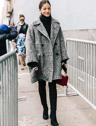 С чем носить серебряное пальто в 20 лет женщине в холод в стиле смарт-кэжуал: Серебряное пальто и синие джинсы скинни — неотъемлемые составляющие в гардеробе поклонниц стиля casual. Черные замшевые ботфорты — прекрасный выбор, чтобы дополнить образ.