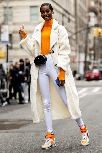С чем носить белые джинсы скинни в 30 лет весна: Дуэт белого флисового пальто и белых джинсов скинни позволит создать ощущение "элегантной свободы". Чтобы привнести в лук толику игривости , на ноги можно надеть оранжевые высокие кеды. Этот весенний лук будет по душе взыскательной моднице.