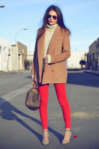 Какие туфли носить с коричневым пальто в 30 лет: Коричневое пальто и красные джинсы скинни надежно закрепились в гардеробе многих модниц, позволяя создавать роскошные и стильные луки. В тандеме с этим луком наиболее уместно выглядят туфли.