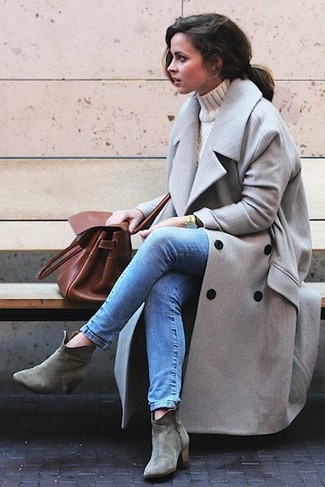 Какие джинсы скинни носить с серыми ботильонами в 30 лет в холод в деловом стиле: Если ты принадлежишь к той когорте дам, которые одеваются стильно, тебе подойдет лук из серого пальто и джинсов скинни. Пара серых ботильонов удачно интегрируется в этот образ.