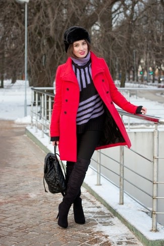Какие водолазки носить с красным пальто в 30 лет женщине в стиле смарт-кэжуал: Красное пальто в сочетании с водолазкой — нескучный выбор для офиса. Пара черных замшевых ботфортов свяжет ансамбль воедино.