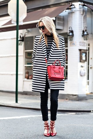 Модный лук: бело-черное пальто в горизонтальную полоску, серая водолазка в горизонтальную полоску, черные джинсы скинни, красные кожаные туфли с шипами