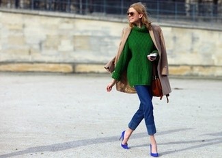 С чем носить зеленый свитер в 30 лет женщине осень: Создав образ из зеленого свитера и синих джинсов скинни, можно спокойно отправляться на свидание с парнем или посиделки с подругами в расслабленной обстановке. Пара синих замшевых туфель свяжет образ воедино. Подобное сочетание будет приятно примерить на себя в тоскливый осенний день.