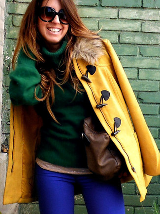 С чем носить темно-зеленый свитер женщине осень в деловом стиле: Тандем темно-зеленого свитера и синих джинсов скинни выглядит очень выигрышно, согласна? Нам очень нравится такой наряд на межсезонье.