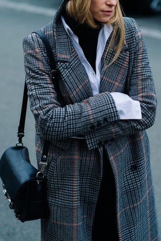 Модный лук: серое пальто в шотландскую клетку, черная водолазка, белая классическая рубашка, черные классические брюки