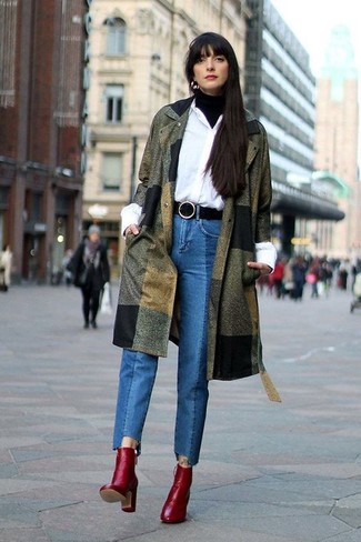 С чем носить оливковое пальто женщине в холод: Оливковое пальто в паре с синими джинсами поможет выразить твою индивидуальность и выгодно выделиться из серой массы. Что же до обуви, можно закончить образ темно-красными кожаными ботильонами.