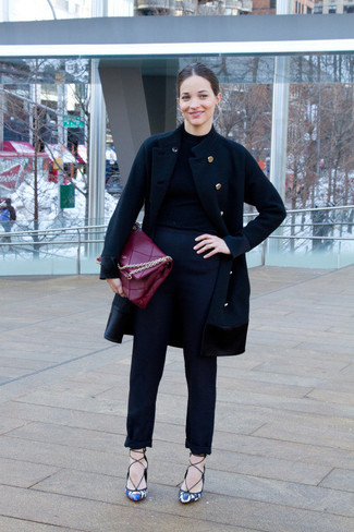 С чем носить бело-синюю обувь в прохладную погоду: Черное пальто и черные классические брюки — великолепный вариант для поклонниц дресс-кода smart casual. В паре с этим ансамблем чудесно смотрятся бело-синие кожаные босоножки на каблуке.