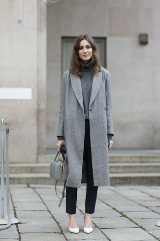 Какие водолазки носить с серым пальто в 30 лет женщине: Серое пальто и водолазка — необходимые вещи в гардеробе леди с чувством стиля. Белые кожаные туфли органично впишутся в образ.