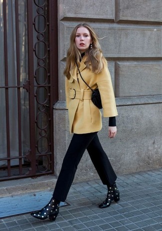 С чем носить желтое пальто в 30 лет женщине: Желтое пальто и черные классические брюки — обязательные вещи в гардеробе стильной женщины. Черные кожаные ботильоны с украшением идеально впишутся в ансамбль.