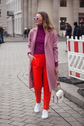 С чем носить розовое пальто женщине: Дуэт розового пальто и красных классических брюк — чудесный пример современного городского стиля. Если тебе нравится экспериментировать, на ноги можешь надеть белые кожаные низкие кеды.