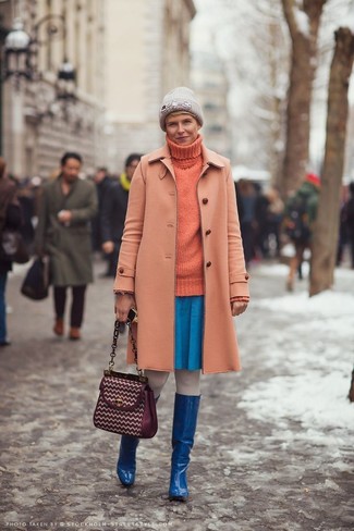 С чем носить красно-черную кожаную сумку-саквояж в прохладную погоду в стиле смарт-кэжуал: Если в одежде ты ценишь удобство и практичность, оранжевое пальто и красно-черная кожаная сумка-саквояж — великолепный вариант для модного повседневного образа. Если ты любишь использовать в своих луках разные стили, из обуви можешь надеть синие кожаные сапоги.