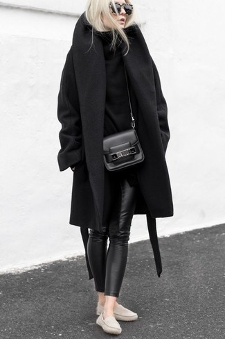 С чем носить черные леггинсы в теплую погоду в стиле смарт-кэжуал: Любительницам стиля кэжуал понравится дуэт черного пальто и черных леггинсов. Отлично сюда подходят бежевые кожаные мокасины.