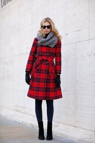 С чем носить красное пальто в шотландскую клетку женщине осень: Красное пальто в шотландскую клетку и темно-синие леггинсы — превосходный вариант для несложного, но модного лука. Черные замшевые ботильоны — идеальный выбор, чтобы дополнить лук. Если хочешь выглядеть по-осеннему ярко и по моде, тебе определенно нужно взять этот образ на вооружение.