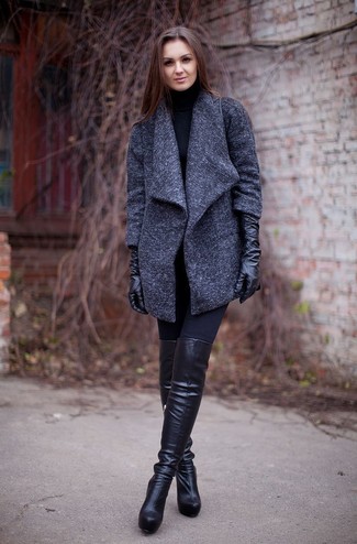 Модный лук: темно-серое пальто, черная водолазка, черные леггинсы, черные кожаные ботфорты