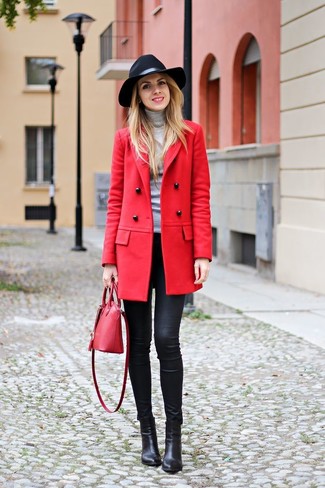 С чем носить леггинсы в стиле смарт-кэжуал: Красное пальто и леггинсы украсят гардероб любой женщины. В паре с этим ансамблем наиболее уместно будут выглядеть черные кожаные ботильоны.