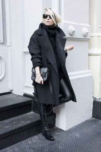 С чем носить ботинки челси женщине в стиле смарт-кэжуал: Черное пальто и черные кожаные леггинсы — великолепный выбор, если ты ищешь раскованный, но в то же время модный лук. Весьма модно здесь будут смотреться ботинки челси.