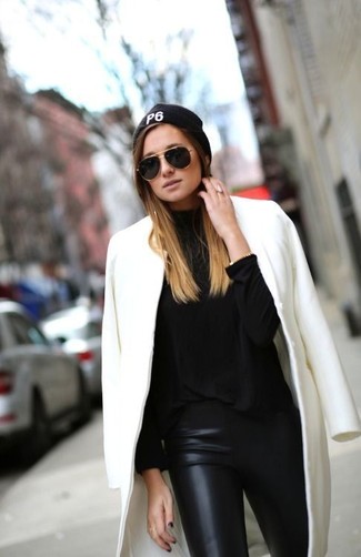 С чем носить черную шапку женщине в прохладную погоду: Если ты любишь одеваться красиво и при этом чувствовать себя комфортно и нескованно, примерь это сочетание белого пальто и черной шапки.
