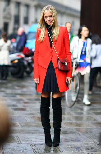 С чем носить красное пальто женщине в холод в стиле смарт-кэжуал: Если в одежде ты ценишь комфорт и практичность, тебе полюбится такое сочетание красного пальто и темно-синей мини-юбки со складками. Если тебе нравится сочетать в своих луках разные стили, из обуви можешь надеть черные замшевые ботфорты.