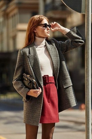 С чем носить темно-красную мини-юбку в прохладную погоду: Комбо из серого твидового пальто и темно-красной мини-юбки — хорошая идея для воплощения лука в стиле smart casual.