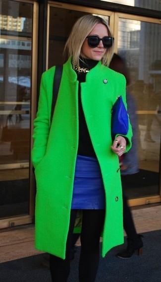 Как носить синюю кожаную мини-юбку с зеленым пальто: Если в одежде ты ценишь удобство и практичность, попробуй ансамбль из зеленого пальто и синей кожаной мини-юбки.
