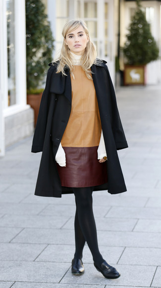 С чем носить лоферы женщине: Черное пальто в сочетании с белой водолазкой легко вписывается в разные дресс-коды. Лоферы становятся замечательным завершением твоего наряда.