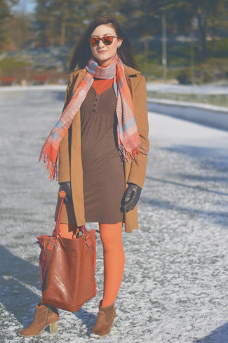 Как носить коричневое платье-свитер с светло-коричневым пальто: Светло-коричневое пальто и коричневое платье-свитер — идеальный выбор, если ты ищешь лёгкий, но в то же время стильный ансамбль. В сочетании с этим ансамблем гармонично будут смотреться коричневые замшевые ботильоны.