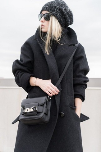 С чем носить сумку через плечо в деловом стиле: Если ты любишь выглядеть привлекательно, чувствуя себя при этом комфортно и расслабленно, опробируй это сочетание темно-серого пальто и сумки через плечо.