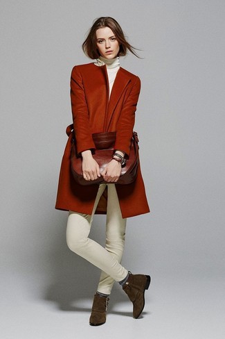 С чем носить светло-коричневые брюки женщине весна: Красное пальто в сочетании со светло-коричневыми брюками — нескучный выбор для рабочего дня в офисе. Вкупе с этим образом великолепно будут выглядеть темно-коричневые замшевые ботильоны. Когда зимняя пора отступает и сменяется весной, мы снимаем с себя тяжелые шубы и зимние куртки и начинаем поиски новых и по-весеннему стильных образов. Такой образ станет прекрасным источником стильного вдохновения.