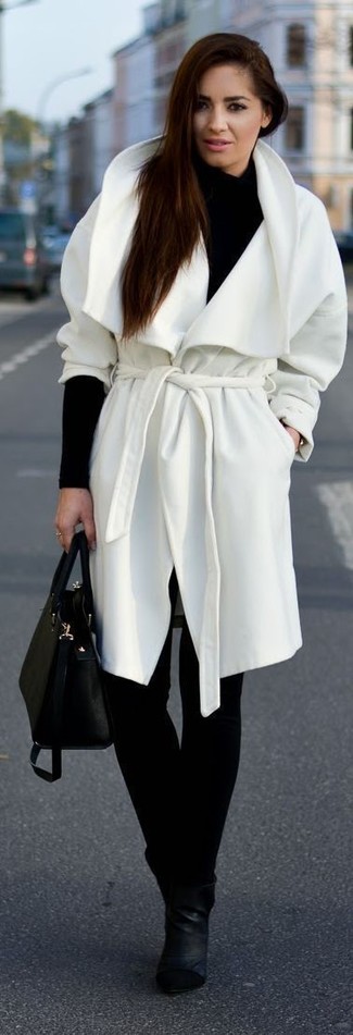 С чем носить черные узкие брюки: Белое пальто и черные узкие брюки — прекрасный вариант для приверженцев стиля smart casual. Черные кожаные ботильоны становятся хорошим завершением твоего образа.